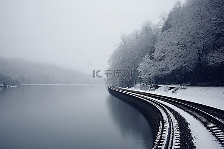 雪背景图片_一列火车驶向雪湖