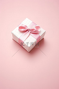 粉红色表面上的一个小白色盒子位于粉红色背景上