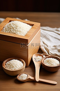 木顶上有勺子和米的米储存盒