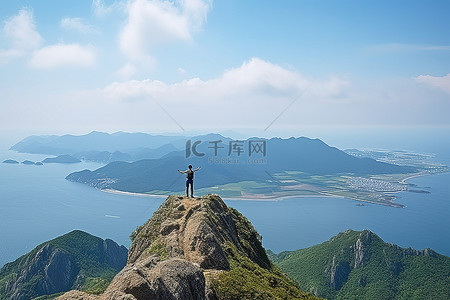 风景攀登背景图片_一个人在山顶上，背景是风景