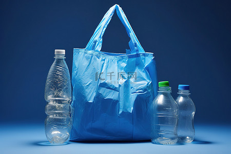 蓝色袋子里装满塑料瓶和一个可以装它们的袋子