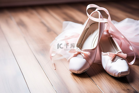 谢幕的小演员背景图片_芭蕾舞女演员的芭蕾舞鞋放在木地板上
