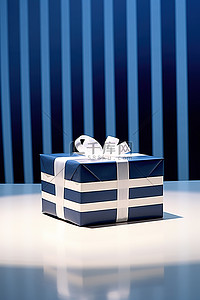 白色条纹桌上带礼品盒的生日贺卡