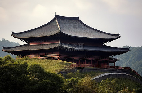 建筑传统背景图片_一座大型亚洲建筑位于山顶