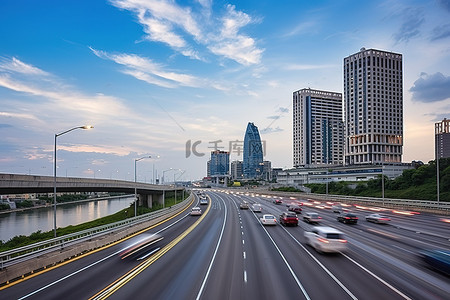 天空经背景图片_当汽车经过时，一些建筑物附近有一条高速公路