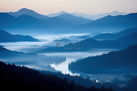 天空山脉背景图片_远处有雾山和云彩的风景