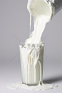 牛奶从玻璃杯中倒出到白色背景上