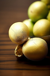 金鸡奖奖杯背景图片_木桌上的金鸡蛋和香蕉