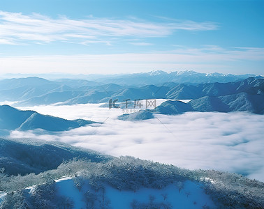 雪景山脉背景图片_圣山湾山谷及周围山脉和树木的鸟瞰图