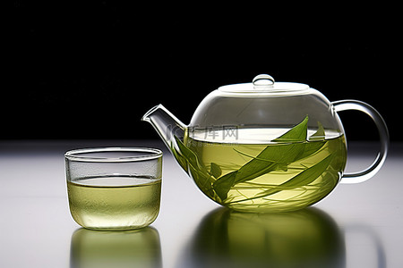 一壶绿茶和一个杯子