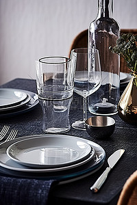 黑色桌布上配有银器和眼镜的餐桌