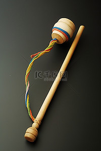 一根带有彩色绳子的木棍