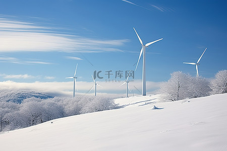 雪地里的风力涡轮机，背景是树木