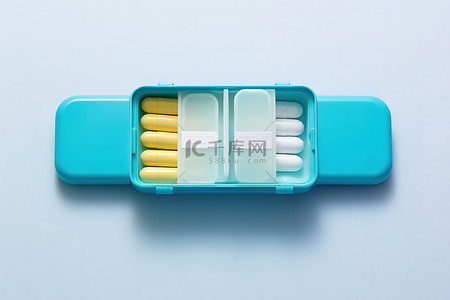 带药架的蓝色和黄色药盒