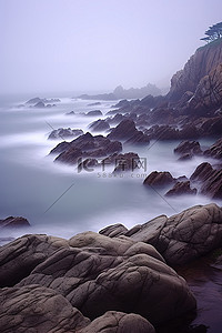 海岸线的雾天以岩石和水为特色
