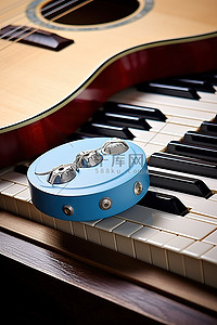 键盘吉他放大器和木桌面上的音符