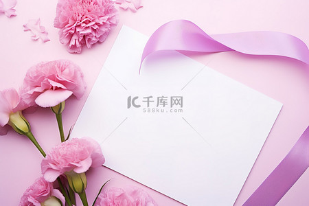 漂亮玫瑰背景图片_粉色康乃馨和玫瑰围绕着漂亮的白色空白卡片和丝带