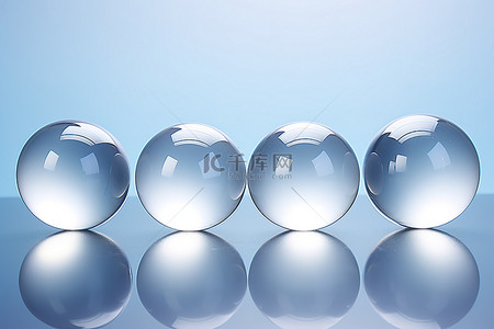 蓝色背景上的四个高品质透明玻璃球