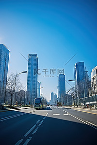 从公交车上看一条有大型建筑物的城市街道