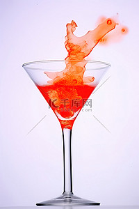 倾倒的酒杯背景图片_一个马提尼杯，里面溅满了红色液体