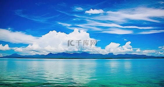 夏天的云背景图片_水和一些水面上的云
