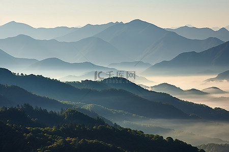 中國山背景图片_浓雾中的山景