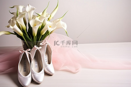 马蹄烧饼背景图片_一双粉红色的白色芭蕾舞鞋和一束马蹄莲花