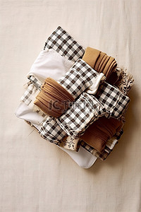 白色床上铺着一张棕色格子背景的餐巾