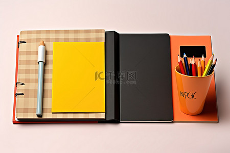会话背景图片_两本书，上面有复选标记，旁边有一支铅笔