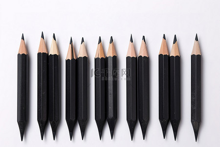 六支带白点的黑色铅笔和少量黑色钢笔