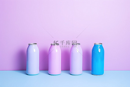 亮紫色背景图片_亮紫色背景中蓝紫色和粉色的亮塑料汽水瓶