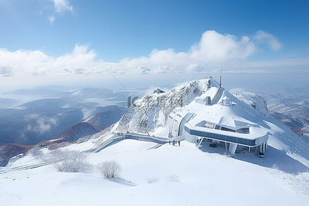 它看起来像一个俯瞰山的滑雪小屋