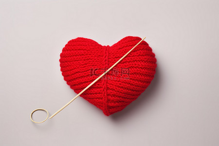 红色针织背景图片_一个心形的红色针织毛球