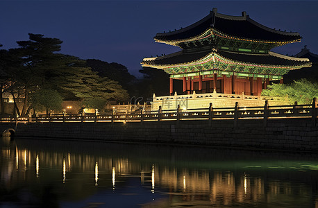 一座韩国宝塔和夜间附近的水