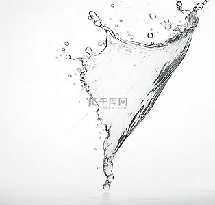 水从白色玻璃杯中溅出
