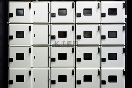 隔背景图片_白色和黑色的储物柜，里面有几个隔层