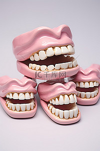 显示了一组陶瓷模型牙齿