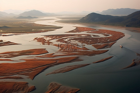 这张俯瞰河流和海洋的鸟瞰图