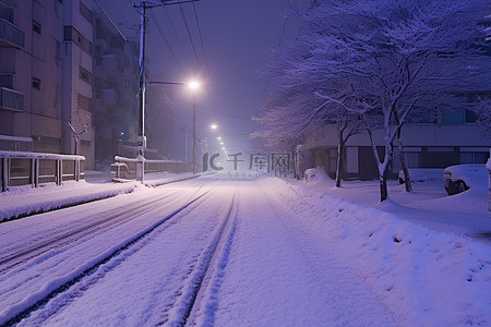 夜晚的雪背景图片_夜晚被雪覆盖的街道