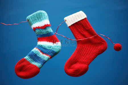 在一起背景图片_用两个纱球编织在一起的两只袜子