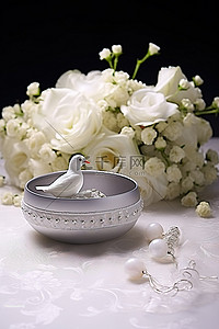 这张婚礼当天的照片以白色的鸟和戒指为特色