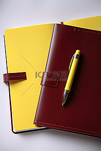 一个空白笔记本和上面的一支笔