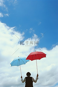 天空乌云密布，两个人撑着伞