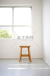 白色小椅子背景图片_有窗户和白色墙壁的房间里的小凳子