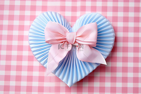 礼物礼物盒背景图片_方格背景上的心形蝴蝶结