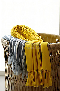 围巾过敏背景图片_灰色塑料篮中的黄色和灰色围巾