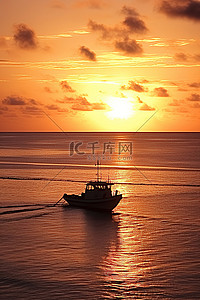 日落时分，一艘船在大海中央航行