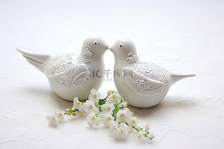 纯真背景背景图片_白色雪背景上的白色陶瓷鸟