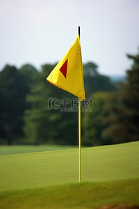 带有红色三角形的黄色高尔夫球旗