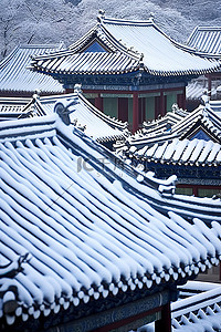 韩国城中村的屋顶被白雪覆盖
